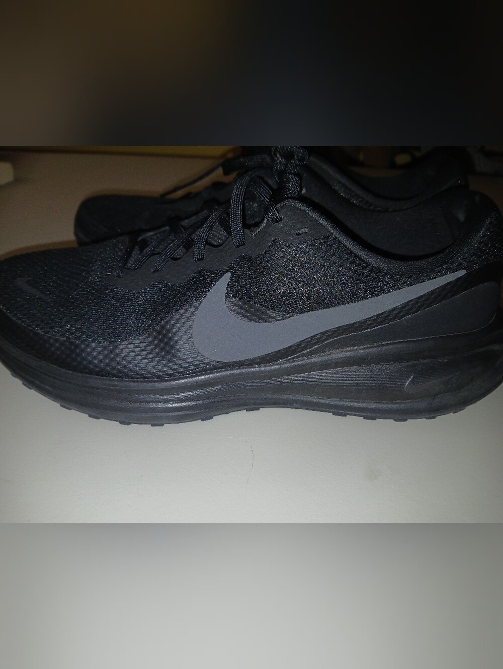 Nike Revolution Men's Size 11 Black Anthracite - Picture 3 of 7